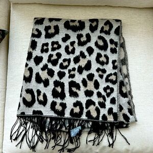 H&M Leopard print scarf